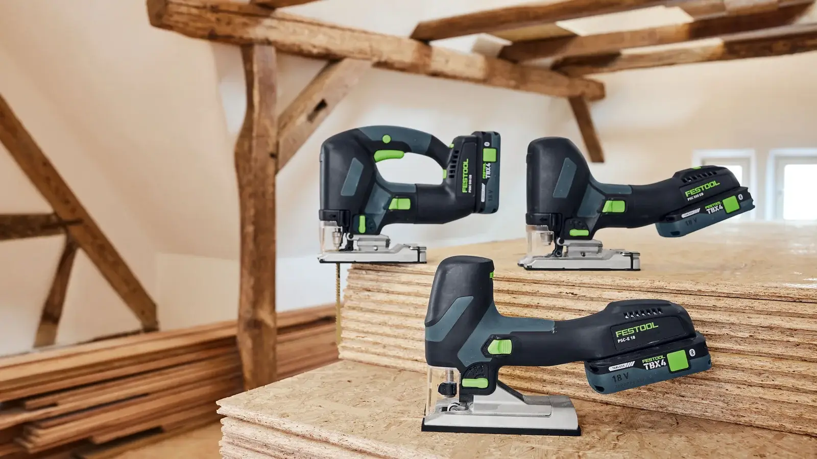 Festool Akku-Pendelstichsägen PSC 500, PSBC 500 und PSC-E 18 in einer Holzbau-Umgebung