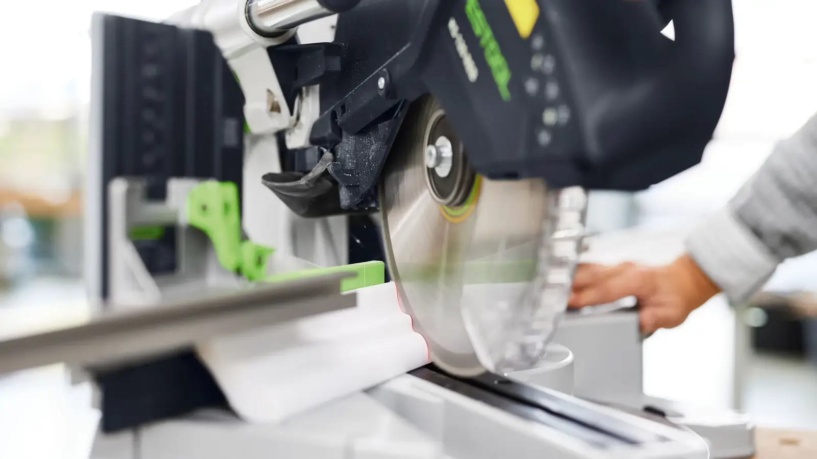 Festool Multifunktionsanschlag an einer KAPEX Kapp-Zugsäge im Einsatz