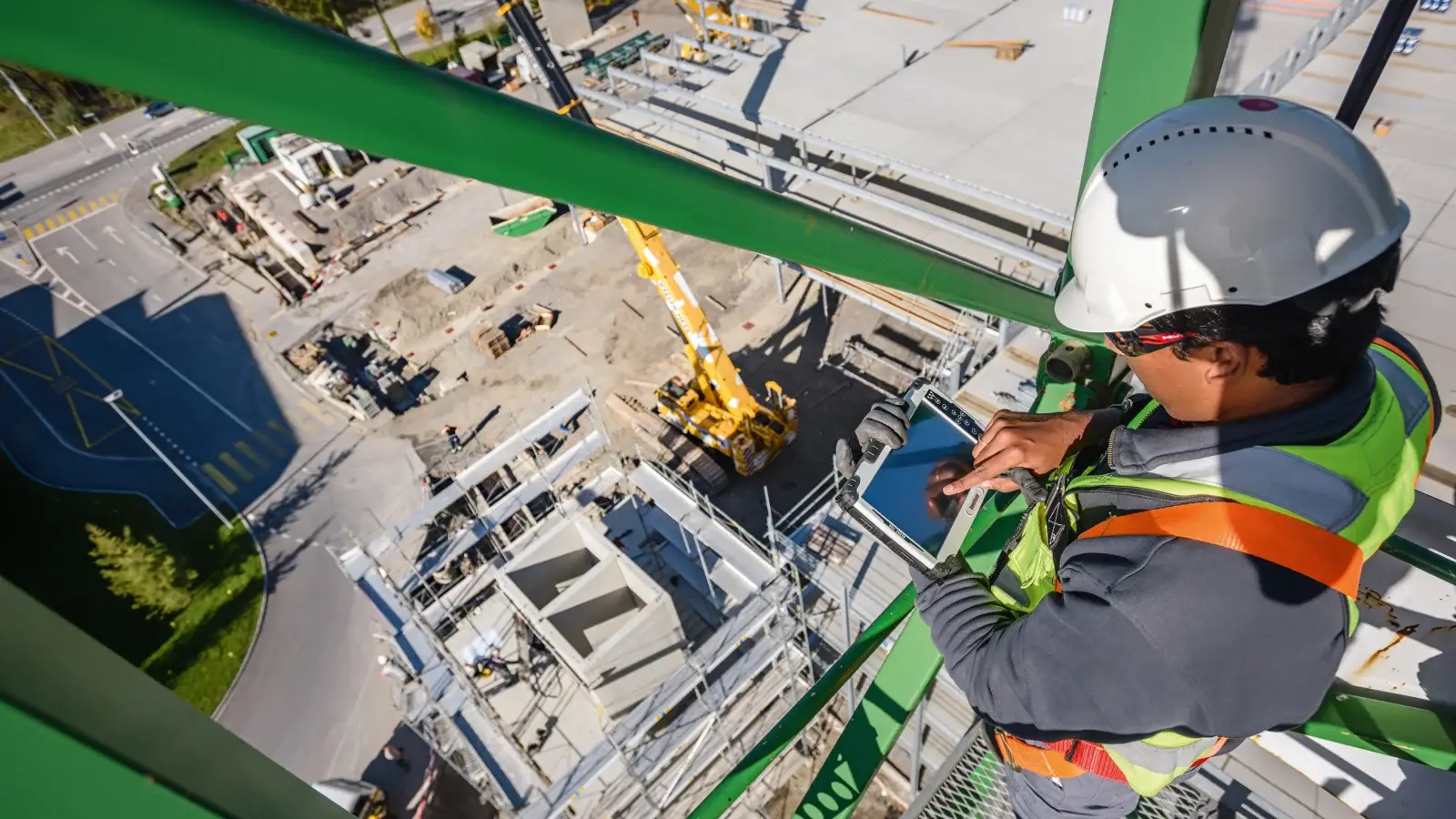 Bauarbeiter mit Tablet bei digitalen Arbeitsprozessen auf einer Baustelle